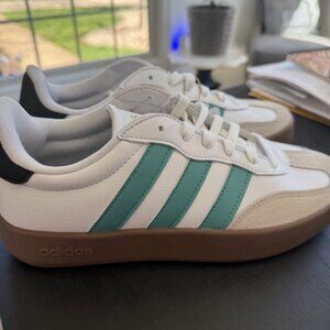 NEW Adidas Barreda JR1194 - Women's Size 8